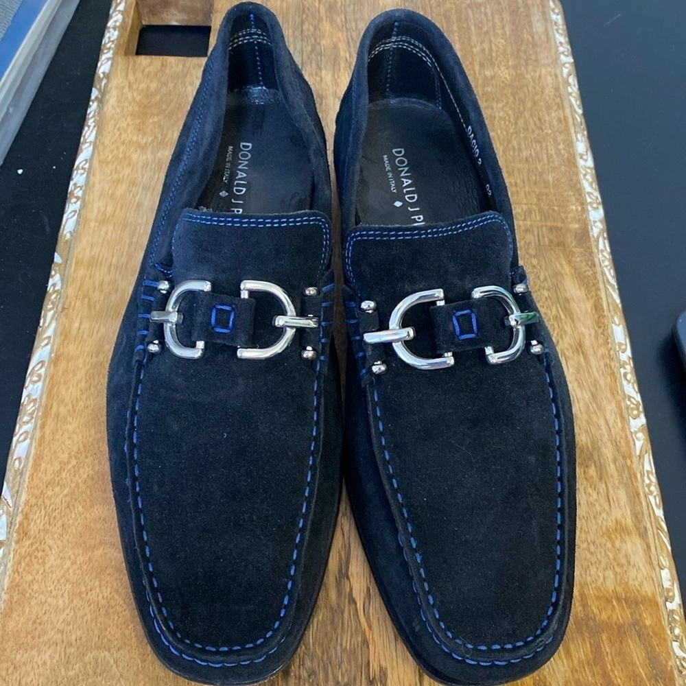 Donald Pliner
Men's Dacio Contrast-Stitch Suede Loafer size 8.5